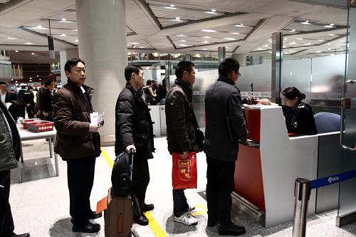 1月19日,乘客排隊(duì)過安檢。當(dāng)日是春運(yùn)第一天,北京首都國際機(jī)場第三航站樓各項(xiàng)工作開展井然有序。新華社記者 高學(xué)余 攝