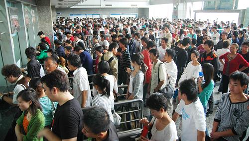 10月3日,蘇州火車站售票大廳內擠滿了前來購票的旅客。當日,隨著“十一”黃金周接近尾聲,蘇州公路、鐵路客運出現(xiàn)返程客流高峰。新華社發(fā)(朱桂根 攝)