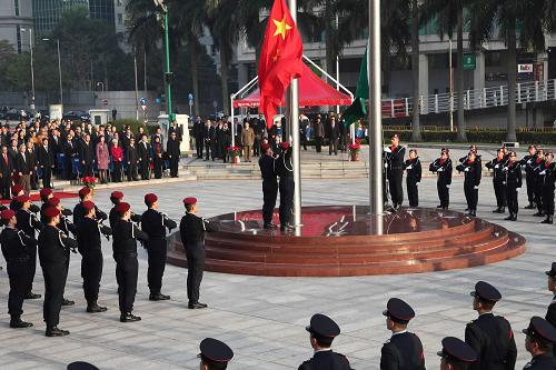 12月20日,澳門特區(qū)政府在金蓮花廣場舉行升國旗、區(qū)旗儀式,慶祝澳門回歸祖國11周年。新華社記者 張金加 攝