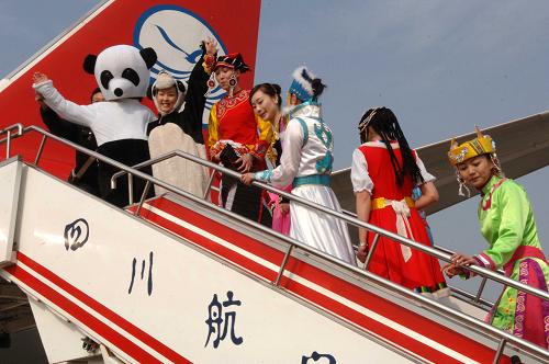 12月26日,特色“民族之花”乘務(wù)組參加川航成都直航臺(tái)北首航航班。新華社發(fā)(余坪 攝)