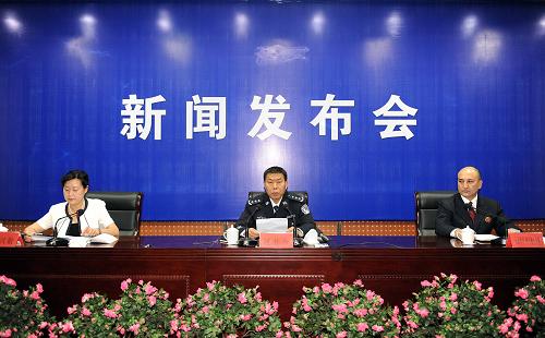 8月4日,新疆維吾爾自治區(qū)公安廳副廳長(zhǎng)、烏魯木齊市公安局局長(zhǎng)陳壯為(中)在新聞發(fā)布會(huì)上通報(bào)“7.5”打砸搶燒事件偵查進(jìn)展情況。截至8月4日,烏魯木齊公安機(jī)關(guān)已刑事拘留“7·5”打砸搶燒事件犯罪嫌疑人718名,目前案件的偵破工作仍在緊張進(jìn)行中。 新華社記者 沙達(dá)提 攝