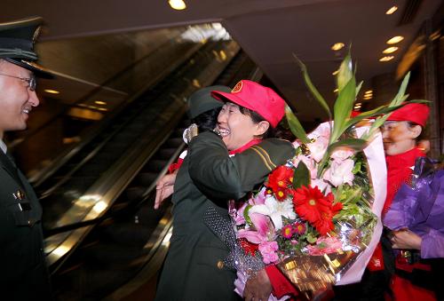 10月4日,中國(guó)國(guó)際救援隊(duì)隊(duì)員(右)與迎接他們歸來的戰(zhàn)友擁抱。當(dāng)日,第二批中國(guó)國(guó)際救援隊(duì)完成赴巴基斯坦救援任務(wù)回國(guó),在北京首都國(guó)際機(jī)場(chǎng)受到有關(guān)人員的熱烈歡迎。新華社記者 陳建力 攝