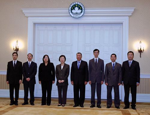 2月3日,澳門(mén)特區(qū)第三任行政長(zhǎng)官選舉管理委員會(huì)委員在特區(qū)政府總部宣誓就職。澳門(mén)特區(qū)行政長(zhǎng)官何厚鏵(右四)、澳門(mén)特區(qū)政府行政法務(wù)司司長(zhǎng)陳麗敏(左四)出席就職儀式。 新華社記者劉衛(wèi)國(guó)攝