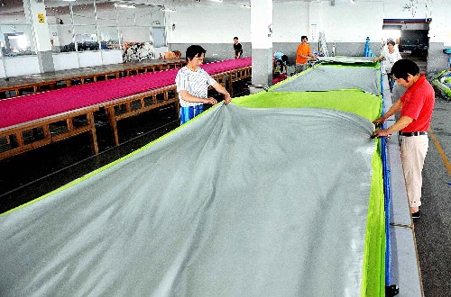 5月22日,紹興上虞一家制傘企業(yè)員工趕制救災帳篷。 汶川大地震后,浙江省紹興市接到對口扶貧單位四川省廣元市急需帳篷的緊急求助。當?shù)?家骨干制傘企業(yè)立即轉產(chǎn),緊急加班生產(chǎn)帳篷。目前,首批8000頂救災帳篷已裝車啟運。 新華社發(fā)(袁云 攝)