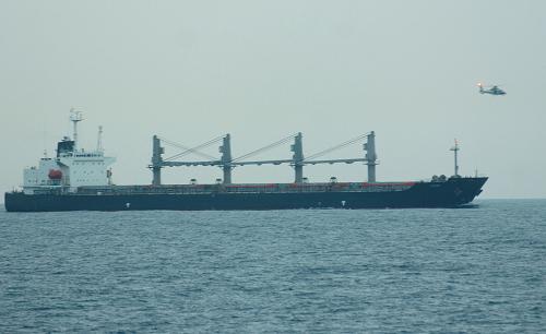 8月21日黃昏,搭載著4名特戰(zhàn)隊員的“舟山”艦艦載直升機(jī)前往“衛(wèi)遠(yuǎn)”號商船實(shí)施隨船護(hù)衛(wèi)。當(dāng)日18時15分(北京時間23時15分),中國海軍第三批護(hù)航編隊“舟山”艦在亞丁灣海域執(zhí)行護(hù)航任務(wù)時,利用艦載直升機(jī)運(yùn)送了4名特戰(zhàn)隊員前往浙江省舟山市衛(wèi)豐船務(wù)有限公司的“衛(wèi)遠(yuǎn)”號商船上實(shí)行隨船護(hù)衛(wèi),解除了船上26名船員的安全顧慮。 新華社記者 郭剛 攝