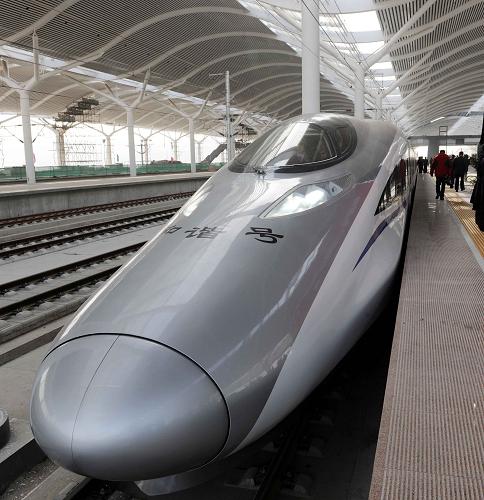 12月3日,將進(jìn)行綜合試驗(yàn)的“和諧號”CRH380A新一代高速動車組停在京滬高鐵徐州東站站臺。新華社記者陳樹根攝