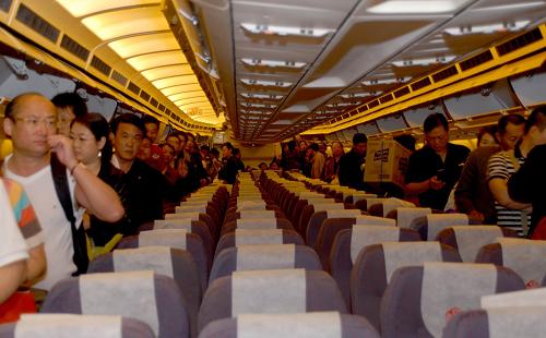 11月30日,旅客們步出機艙。當日2時15分,中國東方航空公司的MU548航班接回246名滯留在泰國的中國旅客,以及26名滯留的機組人員,平安抵達上海。 新華社發(fā)(黃國慶攝)