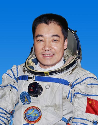 張曉光,男,滿族,遼寧省錦州市人,中共黨員,碩士學(xué)位。1966年5月出生,1985年6月入伍,1988年8月入黨,現(xiàn)為中國(guó)人民解放軍航天員大隊(duì)二級(jí)航天員,大校軍銜。曾任空軍某師某團(tuán)某飛行大隊(duì)中隊(duì)長(zhǎng),安全飛行1000小時(shí),被評(píng)為空軍一級(jí)飛行員。1998年1月,正式成為我國(guó)首批航天員。經(jīng)過(guò)多年的航天員訓(xùn)練,完成了基礎(chǔ)理論、航天環(huán)境適應(yīng)性、專(zhuān)業(yè)技術(shù)等8大類(lèi)幾十個(gè)科目的訓(xùn)練任務(wù),以?xún)?yōu)異成績(jī)通過(guò)航天員專(zhuān)業(yè)技術(shù)綜合考核。2013年4月,入選天宮一號(hào)與神舟十號(hào)載人飛行任務(wù)飛行乘組。新華社發(fā)(秦憲安 攝)