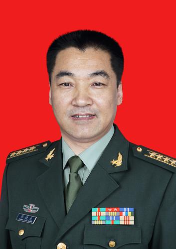 張曉光,男,滿族,遼寧省錦州市人,中共黨員,碩士學(xué)位。1966年5月出生,1985年6月入伍,1988年8月入黨,現(xiàn)為中國(guó)人民解放軍航天員大隊(duì)二級(jí)航天員,大校軍銜。曾任空軍某師某團(tuán)某飛行大隊(duì)中隊(duì)長(zhǎng),安全飛行1000小時(shí),被評(píng)為空軍一級(jí)飛行員。1998年1月,正式成為我國(guó)首批航天員。經(jīng)過(guò)多年的航天員訓(xùn)練,完成了基礎(chǔ)理論、航天環(huán)境適應(yīng)性、專(zhuān)業(yè)技術(shù)等8大類(lèi)幾十個(gè)科目的訓(xùn)練任務(wù),以?xún)?yōu)異成績(jī)通過(guò)航天員專(zhuān)業(yè)技術(shù)綜合考核。2013年4月,入選天宮一號(hào)與神舟十號(hào)載人飛行任務(wù)飛行乘組。新華社發(fā)(秦憲安 攝)