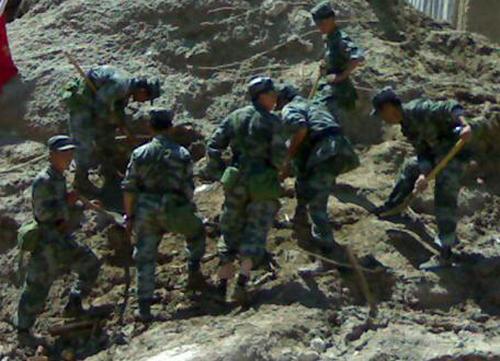 8月8日,蘭州軍區(qū)某集團軍官兵正在現(xiàn)場實施救援(手機照片)。截至8日12時,甘肅省甘南藏族自治州舟曲縣泥石流災(zāi)害遇難人數(shù)已上升至85人,另有70余人受傷。根據(jù)甘南州州長毛生武現(xiàn)場的電話介紹,形成堰塞體的泥石流掩埋了一個300余戶群眾的村莊。受強降雨造成的泥石流等災(zāi)害影響,甘肅省舟曲縣超過三分之二的區(qū)域供電全部中斷,通信基站受損嚴重。新華社發(fā)