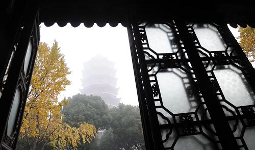 這是11月28日早晨拍攝的被大霧籠罩的蘇州北寺塔。當日,江蘇省氣象臺于5時51分發(fā)布大霧紅色預警:目前徐州的東部、淮安的大部分地區(qū)已經出現能見度小于50米的霧,宿遷、南通、常州、無錫、蘇州的大部分地區(qū)已經出現能見度小于200米的霧,鹽城、連云港的部分地區(qū)已經出現能見度小于500米的霧,預計未來2小時內將持續(xù)。新華社發(fā)(杭興微 攝)