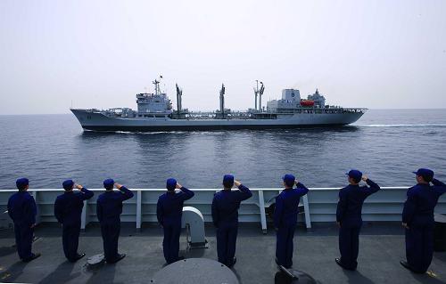3月11日,在巴基斯坦南部卡拉奇港附近的阿拉伯海舉行的“和平-09”多國軍演實兵演習中,中國海軍“廣州”號驅(qū)逐艦官兵在閱兵式中接受巴基斯坦海軍“納薩爾”艦的檢閱。 新華社記者 查春明 攝