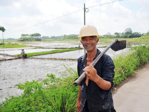 這是廣西欽州市康熙嶺鎮(zhèn)一位農(nóng)民趕往田間鋤田種植超級(jí)稻(7月20日攝)。 新華社記者 張愛(ài)林 攝