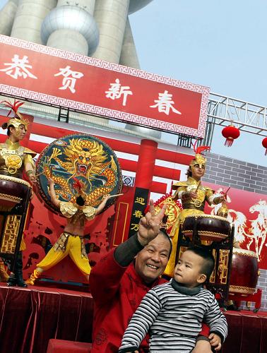 1月31日,一位老人帶著孩子在東方明珠廣播電視塔前留影。當日是農(nóng)歷馬年初一,人們在上海東方明珠廣播電視塔前城市廣場留影、看表演歡度佳節(jié)。新華社記者 張明 攝