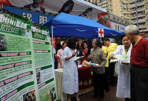 5月16日,工作人員正在重慶沙坪壩區(qū)街頭向行人宣傳甲型H1N1流感防控知識(shí)。當(dāng)天,重慶市沙坪壩區(qū)疾病預(yù)防控制中心工作人員走上街頭,向行人發(fā)放資料,宣傳甲型H1N1流感、手足口病等疾病的防控知識(shí)。新華社記者 周衡義 攝