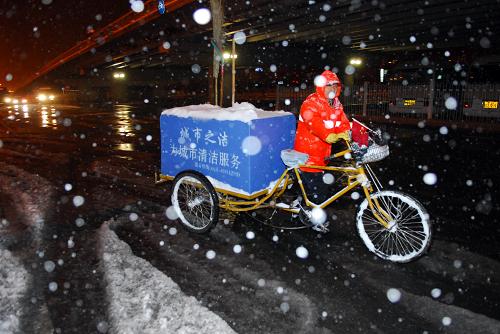 11月10日凌晨,北京環(huán)衛(wèi)職工沒等雪停就上街清掃路面積雪。 11月9日夜間起,北京迎來今年入冬以來第二場降雪。10日凌晨,記者在北京市西城區(qū)環(huán)衛(wèi)中心看到,清掃車輛全部出動,全力清掃路面積雪,保障市民出行安全。新華社發(fā)(聞?wù)?攝)
