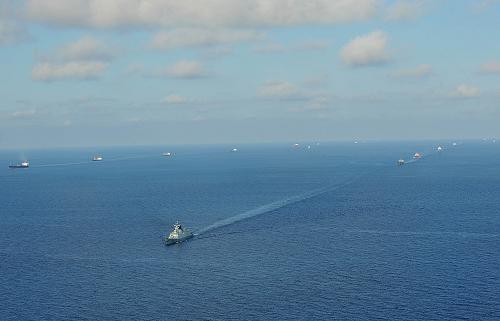 當(dāng)?shù)貢r(shí)間2月25日,中國海軍護(hù)航編隊(duì)在亞丁灣執(zhí)行172批31艘中外船舶護(hù)送任務(wù)。當(dāng)?shù)貢r(shí)間27日上午,“樂山”號(hào)、“海捷”號(hào)、“白鷺海”號(hào)、“斯特勞斯”號(hào)等31艘中外商船在“馬鞍山”和“千島湖”艦的護(hù)送下順利駛?cè)肼潞{。至此,中國海軍護(hù)航編隊(duì)順利完成第172批船舶護(hù)送任務(wù),同時(shí)再創(chuàng)單批次護(hù)送船舶數(shù)量新高。在航行期間,被護(hù)船舶先后遭到多批次百余艘可疑船只的快速接近和襲擾,編隊(duì)先后派出艦載直升機(jī)執(zhí)行驅(qū)離警戒任務(wù)。 新華社記者 楊志剛 攝