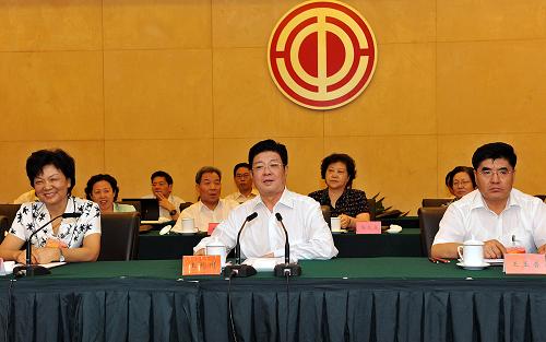 7月26日,中華全國(guó)總工會(huì)第十五屆執(zhí)行委員會(huì)第四次全體會(huì)議在京閉幕。中共中央政治局委員、全國(guó)人大常委會(huì)副委員長(zhǎng)、中華全國(guó)總工會(huì)主席王兆國(guó)出席會(huì)議并主持閉幕式。按照《中國(guó)工會(huì)章程》規(guī)定,中華全國(guó)總工會(huì)第十五屆執(zhí)行委員會(huì)第四次全體會(huì)議選舉全總黨組書記王玉普(前右)為中華全國(guó)總工會(huì)副主席。第十五屆執(zhí)行委員會(huì)主席團(tuán)第七次會(huì)議推選王玉普為全國(guó)總工會(huì)書記處第一書記。 新華社記者 何俊昌 攝