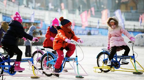 1月31日,孩子們在松花江天然冰場騎冰上自行車。當日是春節(jié),在冰城哈爾濱,人們冒著零下二十多攝氏度的低溫,在冰天雪地中娛樂休閑,享受“冷酷”春節(jié)。新華社記者 王建威 攝