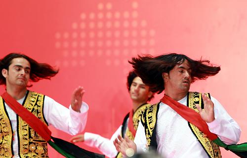 8月19日,來(lái)自阿富汗的演員在國(guó)家館日活動(dòng)上表演。當(dāng)日,上海世博會(huì)迎來(lái)阿富汗國(guó)家館日。 新華社記者 任瓏 攝