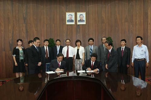 6月19日,在朝鮮首都平壤,中國國家海洋局副局長陳連增(前左)與朝鮮氣象水文局代表一同出席簽字儀式。中國國家海洋局代表團與朝鮮氣象水文局代表團當日上午在平壤簽署了《中朝海洋科學技術(shù)合作第14次會談紀要》,議定了中朝今后兩年海洋科技領(lǐng)域的合作計劃。 新華社記者張濱陽攝