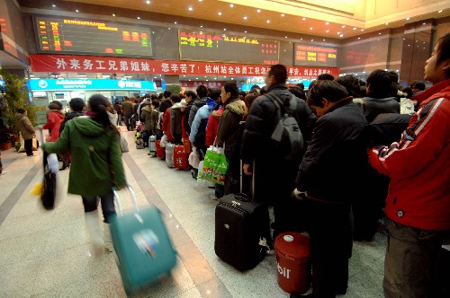 1月28日,旅客在杭州火車站排隊候車。