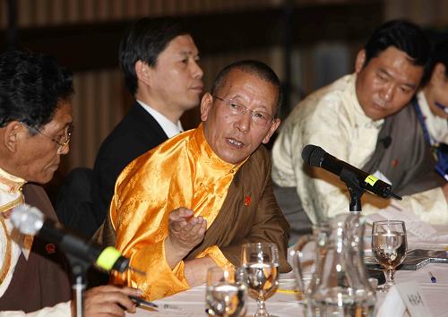 中國全國人大西藏代表團訪問加拿大 3月20日,中國全國人大西藏代表團團長、全國人大代表、西藏自治區(qū)人大常委會副主任新雜·單增曲扎活佛(中)在加拿大多倫多市回答記者提問。當日,中國全國人大西藏代表團抵達加拿大多倫多市并舉行新聞發(fā)布會和僑界座談會,向當地媒體和僑胞代表介紹了西藏社會、經濟和文化等方面的發(fā)展與保護情況。 新華社記者袁滿攝