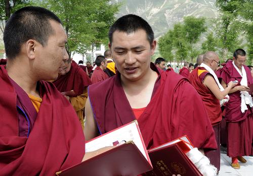 7月15日,拿到畢業(yè)證的學(xué)員在交談。當(dāng)日,西藏佛學(xué)院150名學(xué)員畢業(yè),其中有22名活佛。畢業(yè)學(xué)員來自西藏7個(gè)地市、五大教派的128個(gè)寺廟。西藏佛學(xué)院位于西藏拉薩曲水縣聶當(dāng)鄉(xiāng)熱堆寺旁,于2008年10月開工建設(shè),2011年10月正式落成并開院。其占地面積268畝,總建筑面積3.08萬平方米,總投資超過1億元。新華社記者覺果攝