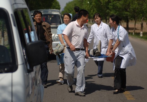 5月12日,陜西省旬邑縣震感強烈,一名因地震造成水塔倒塌而受傷的人員被醫(yī)護人員抬上救護車。 據(jù)國家地震臺網(wǎng)重新核定,北京時間5月12日14時28分,在四川汶川縣發(fā)生的地震震級為7.8級。 新華社記者丁海濤攝