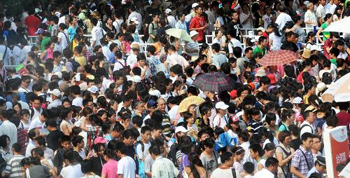 7月21日,游客在上海世博園臺(tái)灣館前排隊(duì)等待進(jìn)館參觀。據(jù)上海世博會(huì)官網(wǎng)統(tǒng)計(jì),截至當(dāng)日10時(shí)30分,世博園累計(jì)參觀人數(shù)已達(dá)3025.39萬。新華社記者 侯德強(qiáng) 攝