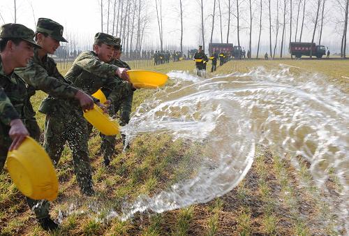 河南商丘駐軍全力以赴抗旱救災 2月10日,商丘市駐軍某部官兵用罐車運水到睢陽區(qū)閆集鄉(xiāng)耿莊村,為農(nóng)民澆麥田。 河南商丘市800多萬畝小麥發(fā)生了嚴重旱災,當?shù)伛v軍全力以赴支援抗旱,官兵們開著運水罐車、攜帶移動電站,來到田間為農(nóng)民送水送電,幫助農(nóng)民抗旱保苗,最大限度減少損失。 新華社發(fā)(崔申義 攝)