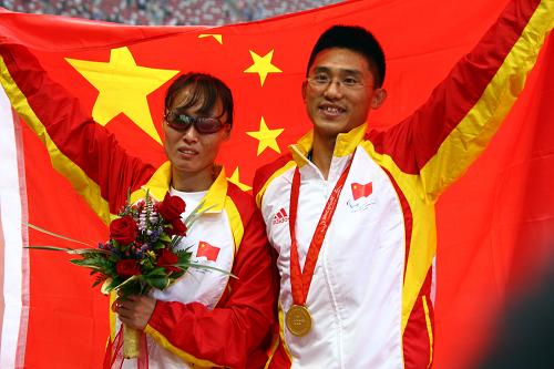 9月9日,中國選手吳春苗(左)與領(lǐng)跑員在頒獎(jiǎng)儀式上合影。 新華社記者 張燕輝 攝