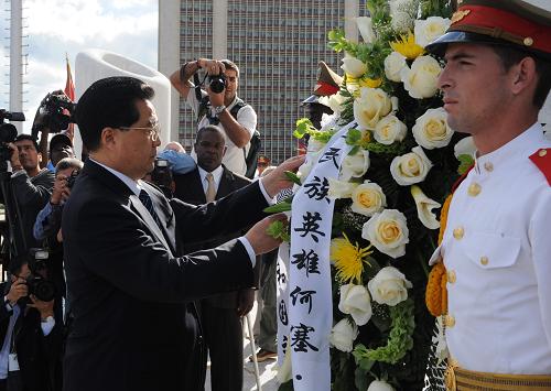 11月18日,中國(guó)國(guó)家主席胡錦濤在古巴國(guó)務(wù)委員會(huì)第一副主席兼部長(zhǎng)會(huì)議第一副主席馬查多的陪同下向位于哈瓦那革命廣場(chǎng)的何塞·馬蒂紀(jì)念碑獻(xiàn)花圈。新華社記者 李學(xué)仁 攝