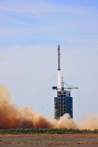 6月15日9時(shí)39分,我國(guó)在酒泉衛(wèi)星發(fā)射中心用“長(zhǎng)征二號(hào)丁”運(yùn)載火箭成功將“實(shí)踐十二號(hào)衛(wèi)星”送入太空。“實(shí)踐十二號(hào)衛(wèi)星”是由中國(guó)航天科技集團(tuán)公司所屬上海航天技術(shù)研究院為主研制,主要用于開展空間環(huán)境探測(cè)、星間測(cè)量和通信等科學(xué)與技術(shù)實(shí)驗(yàn)。新華社發(fā)