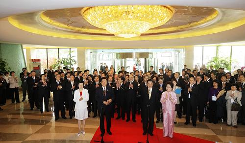 4月25日,海協(xié)會(huì)會(huì)長(zhǎng)陳云林(前左二)在南京紫金山莊舉行儀式,歡迎臺(tái)灣?;鶗?huì)董事長(zhǎng)江丙坤率領(lǐng)的海基會(huì)協(xié)商代表團(tuán)。當(dāng)日,由臺(tái)灣海基會(huì)董事長(zhǎng)江丙坤率領(lǐng)的?;鶗?huì)協(xié)商代表團(tuán)在抵達(dá)下榻的南京紫金山莊時(shí),受到海協(xié)會(huì)會(huì)長(zhǎng)陳云林的熱情歡迎。新華社記者 邢廣利 攝