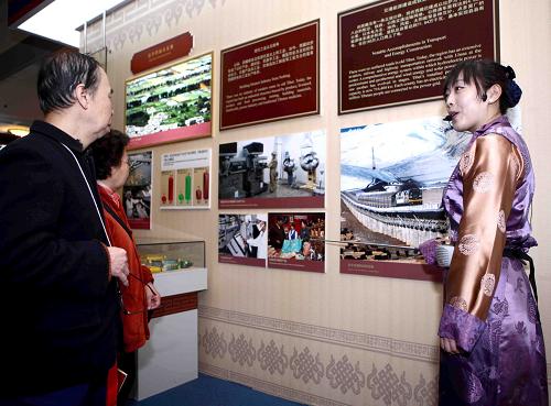 “西藏民主改革50年”大型展覽 參觀者超過10萬 3月23日,講解員向參觀者介紹西藏民主改革50年來西藏經(jīng)濟(jì)取得的重大成就。 在北京舉辦的西藏民主改革50年大型展覽自2月24日開幕以來,已接待超過10萬名參觀者。 新華社記者 陳建力攝