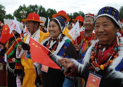 6月21日,當(dāng)?shù)夭刈迦罕娧赝練g迎奧運(yùn)圣火。當(dāng)日,北京奧運(yùn)會(huì)圣火傳遞活動(dòng)在西藏拉薩舉行。 新華社記者索朗羅布攝