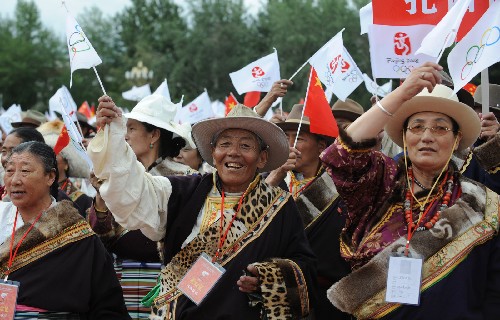 6月21日,當(dāng)?shù)夭刈迦罕娧赝練g迎奧運(yùn)圣火。當(dāng)日,北京奧運(yùn)會(huì)圣火傳遞活動(dòng)在西藏拉薩舉行。 新華社記者索朗羅布攝