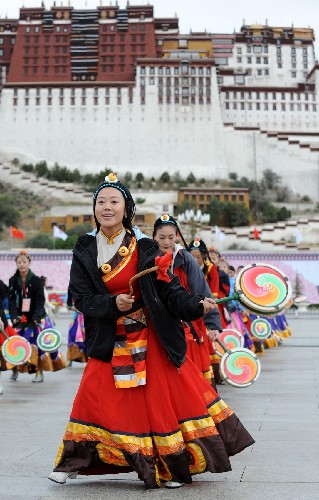 6月21日,演員在布達(dá)拉宮廣場(chǎng)表演藏族舞蹈,喜迎奧運(yùn)圣火。當(dāng)日,北京奧運(yùn)會(huì)圣火傳遞活動(dòng)在西藏拉薩舉行。 新華社記者索朗羅布攝