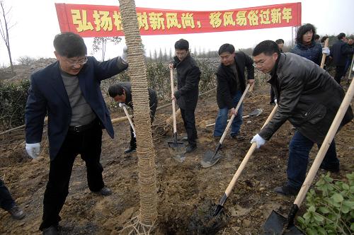 2月9日,一批機關干部參加義務植樹勞動。當日為春節(jié)長假后上班第一天,浙江省和杭州市黨政軍領導率領各級機關干部、武警官兵共1000余人在杭州市西湖區(qū)段道側綠化帶參加義務植樹勞動,共新植樹木2000多株。浙江省林業(yè)廳透露,植樹活動對象將以重點防護林、通道綠化和城市、城鎮(zhèn)、村莊綠化為主,植樹總數(shù)將超過35萬株,綠化面積達300萬平方米。