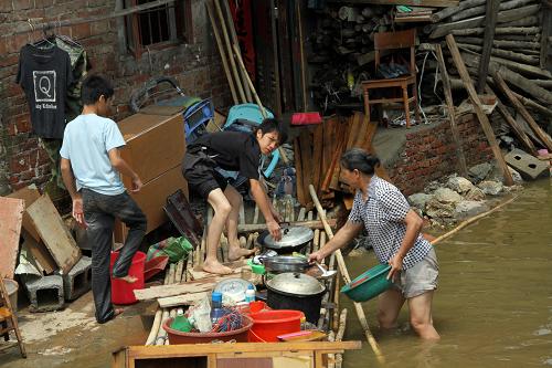 6月5日,在來(lái)賓市內(nèi)澇嚴(yán)重的凌窩地區(qū),居民清理被淹物品。