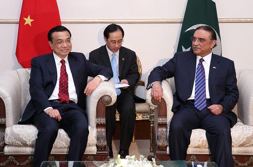 5月22日,中國(guó)國(guó)務(wù)院總理李克強(qiáng)在伊斯蘭堡會(huì)見(jiàn)巴基斯坦總統(tǒng)扎爾達(dá)里。新華社記者 龐興雷 攝