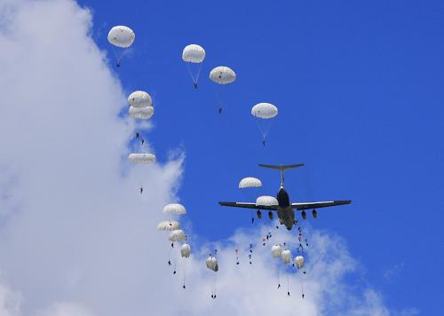 7月21日,俄方空降兵實施空降。新華社記者 查春明 攝