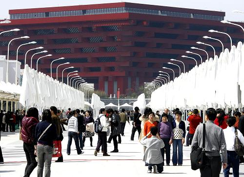 上海世博會迎來第四場試運行 客流量達30萬人 4月24日,大批參觀者在世博園內(nèi)參觀游覽,中國館依然是游客首選的熱門場館。 當(dāng)日,2010年上海世博會舉行第四場試運行演練,參與演練的觀眾人數(shù)達30萬,屬于“大客流測試”。經(jīng)過前3場客流量分別為20萬、10萬和5萬的“大考”之后,世博園已針對試運行期間出現(xiàn)的預(yù)約故障、排隊無序、餐飲困難等諸多問題,做出多處整改。 新華社記者陳飛攝