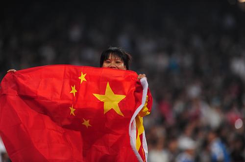 9月9日,中國選手鄭寶珠在比賽后慶祝。當(dāng)日,在國家體育場(chǎng)進(jìn)行的北京2008年殘奧會(huì)女子鉛球F42-46級(jí)決賽中,鄭寶珠以10米06的成績奪冠。新華社記者 李尕 攝