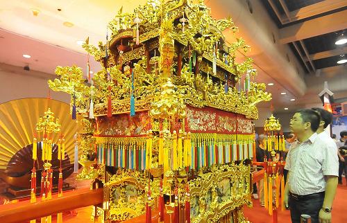 9月17日,市民在博覽會上參觀“寧波朱金漆萬工轎”。 新華社發(fā)