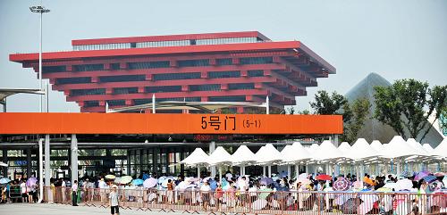 8月14日,在上海世博園五號門外,游客排隊等待開園。據(jù)上海世博會官網(wǎng)統(tǒng)計,截至當日13時30分,世博園累計參觀人數(shù)已達4009.99萬。新華社記者 丁海濤 攝