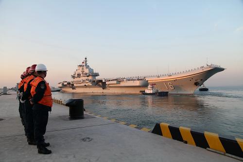 11月26日,遼寧艦從山東青島某軍港解纜起航。當日,我國第一艘航空母艦遼寧艦從山東青島某軍港解纜起航,在海軍導彈驅(qū)逐艦沈陽艦、石家莊艦和導彈護衛(wèi)艦煙臺艦、濰坊艦的伴隨下赴南海,并將在南海附近海域開展科研試驗和訓練。新華社發(fā)(逄忠平 攝)