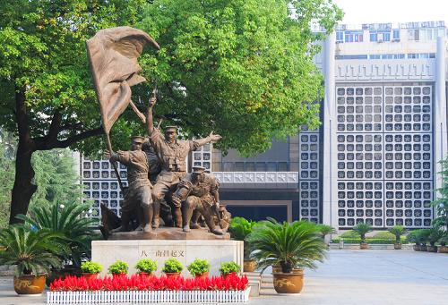 南昌八一起義紀(jì)念館新館外景(6月15日攝)。這里,是軍旗升起的地方。這里,是人民軍隊的搖籃。從白色恐怖到紅色經(jīng)典,從武裝革命到和平發(fā)展,南昌城印證著82年的風(fēng)雨征程;從共和國建立到現(xiàn)代化建設(shè),從改革開放到科學(xué)發(fā)展,英雄城60年發(fā)生了滄桑巨變。新華社記者 陳春園 攝