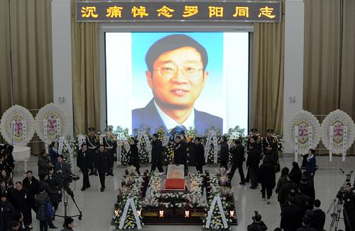 羅陽同志追悼會在沈陽舉行 11月29日,各界人士參加羅陽同志的追悼會。 當(dāng)日上午10點(diǎn),羅陽同志的追悼會在沈陽回龍崗殯儀館舉行。各界人士懷著極其沉痛的心情,深切悼念中航工業(yè)沈陽飛機(jī)工業(yè)(集團(tuán))有限公司董事長、總經(jīng)理、航母艦載機(jī)殲-15研制現(xiàn)場總指揮羅陽同志。 新華社記者 楊青 攝